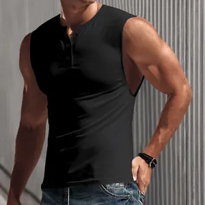Nahaufnahme eines schwarzen ärmellosen Henley-Shirts für Herren im Slim-Fit-Design.