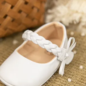 Detailansicht weißer PU-Leder Baby Mary Jane Prinzessinnenschuh mit geflochtenem Riemen