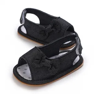 Detailansicht schwarzer Baby-Sandalen mit Schleife, Mesh-Gewebe und rutschfester Weichsohle.