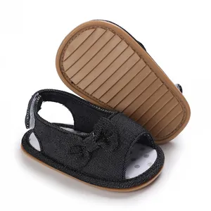 Detail van ademende babysandalen met schattige strik en antislip zachte zool