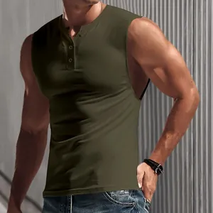 Detailansicht eines eng anliegenden olivgrünen ärmellosen Henley-Tops für Herren.
