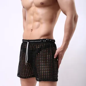 Detailansicht der atmungsaktiven Netzstruktur dieser sexy Herren-Fischnetz-Shorts