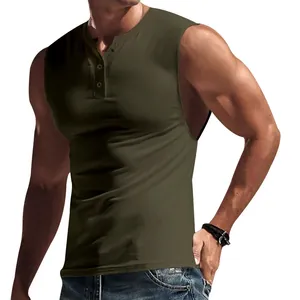 Detailansicht eines olivegrünen ärmellosen Henley-Shirts für Herren, Slim Fit.