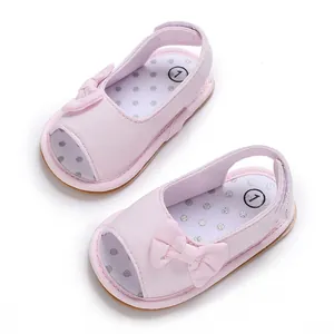 Nahaufnahme von rosa Babysandalen mit niedlicher Schleife und Netzgewebe