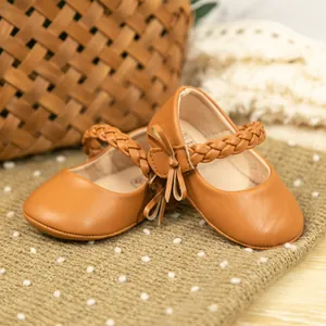 Elegante braune PU-Leder Baby Prinzessin Schuhe mit geflochtenem Riemen und Schleife.