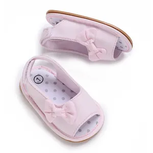 Detaillierte Makroansicht rosa Baby-Sandalen mit dekorativer Schleife und atmungsaktivem Netz