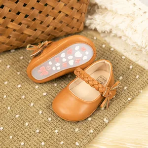Detailansicht brauner PU-Leder Baby-Prinzessin-Schuhe mit Flechtriemen und rutschfester Sohle