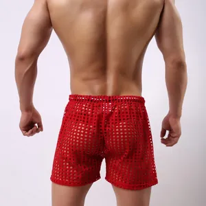 Detaillierte Rückansicht der sexy roten Fischnetz-Mesh-Shorts für Herren zum Schlafen