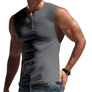 Nahaufnahme eines hochwertigen grauen, schmal geschnittenen ärmellosen Henley-T-Shirts