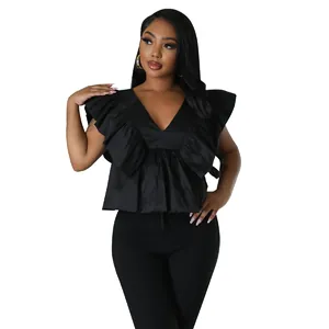 Elegantes schwarzes Damen-Top mit V-Ausschnitt und großen Volantärmeln im Detail