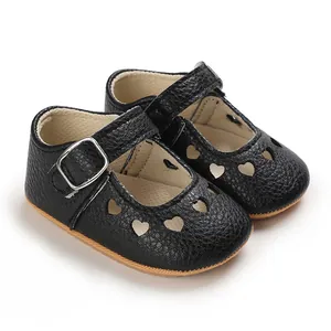 Chaussures princesse bébé noires avec découpes en cœur, boucle et semelles antidérapantes.
