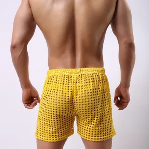 Detailansicht der Rückseite sexy gelber Netzshorts für Herren, atmungsaktive Nachtwäsche
