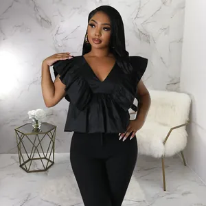 Elegante schwarze V-Ausschnitt-Bluse mit gestuften Rüschenärmeln und figurbetonter Passform.