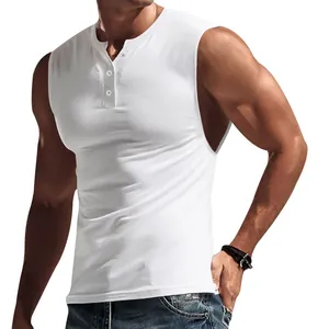 Detailansicht eines weißen ärmellosen Henley-Tanktops mit schmaler Passform für Herren