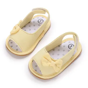 Süße gelbe Baby-Sandalen mit Schleife, atmungsaktivem Mesh und weicher rutschfester Sohle.