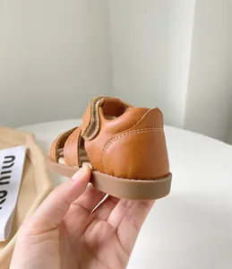 Vue détaillée d'une sandale en cuir marron pour tout-petit avec semelle souple
