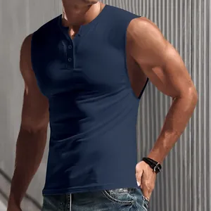 Schmales ärmelloses Herren-Henley-Tanktop in Dunkelblau, sportlicher Stil mit Knöpfen.