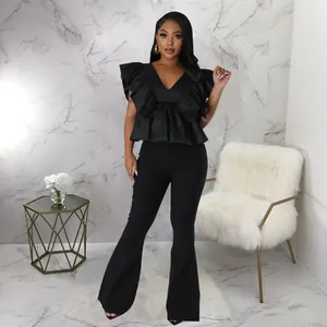Elegante schwarze V-Ausschnitt Bluse mit Rüschenärmeln und passende Schlaghose