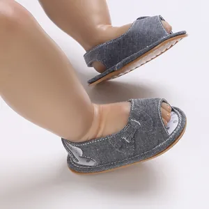 Detailopname van de blauwe denim babysandalen met zachte en veilige antislipzolen