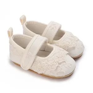 Vista detallada de zapatos de princesa de encaje crema con suelas suaves antideslizantes