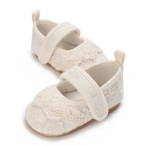 Elegantes sandalias Mary Jane para bebé en encaje blanco roto con suela antideslizante