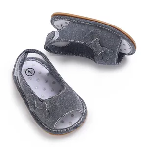 Detail von Baby-Netzsandalen mit einer süßen Schleife und weicher rutschfester Sohle