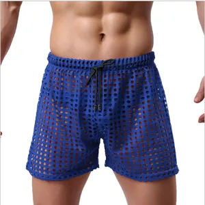 Nahaufnahme einer blauen, sexy Mesh-Hose für Männer mit atmungsaktivem Rundlochmuster
