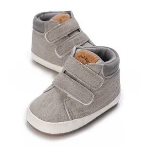 Graue strukturierte Baby-Lauflernschuhe mit Klettverschluss und rutschfester Gummisohle
