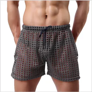 Detailansicht von grauen Herren-Mesh-Shorts mit Kordelzug an einem männlichen Modell.