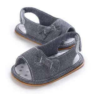 Detailansicht der Jeans-Babysandalen mit niedlicher Schleife und weicher Anti-Rutsch-Sohle
