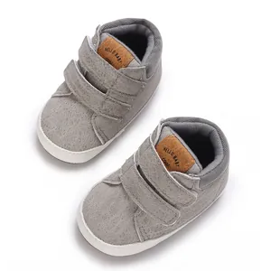 Detailansicht grauer Baby-Lauflernschuhe mit strukturierter Oberfläche und Klettverschluss