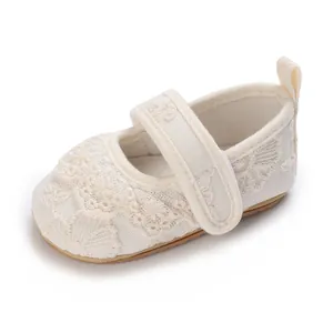 Detalle macro de elegantes zapatos de princesa para bebé en encaje blanco con velcro
