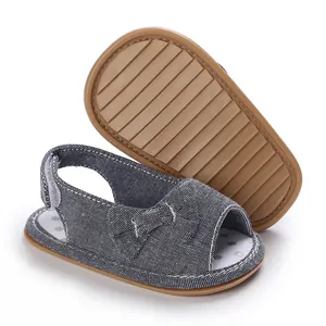 Detail van de babysandalen met strik, met antislipzool en denim stof textuur