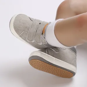 Detailansicht der grauen Lauflernschuhe für Babys mit einer weichen rutschfesten Sohle