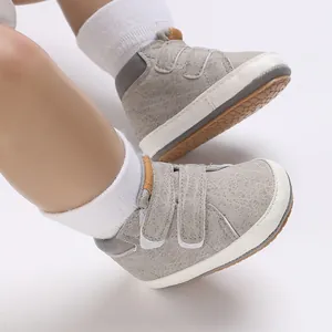 Detailansicht grauer Baby-Lauflernschuhe mit Klettverschluss und rutschfester Sohle