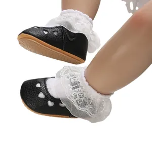 Chaussures de marche bébé fille noires avec bordure en dentelle et découpes en cœur