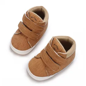 Detaillierte Ansicht brauner Baby-Lauflernschuhe aus Kunstleder mit verstellbarem Klettverschluss.