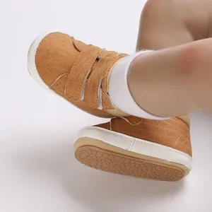Nahaufnahme von braunen Lauflernschuhen mit Klettverschluss und rutschfester Sohle