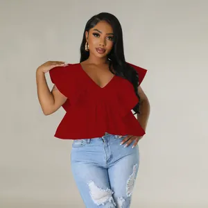 Nahaufnahme eines roten Damenoberteils mit V-Ausschnitt und Rüschenärmeln im Peplum-Stil.
