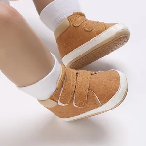 Detail von braunen Baby-Lauflernschuhen mit Klettverschluss und rutschfester Sohle.