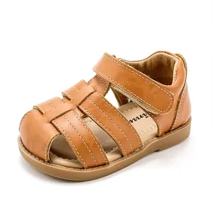 Sandales romaines marron pour fillettes avec bout fermé et semelle souple pour bébé.