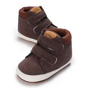 Detailansicht brauner Baby-Lauflernschuhe mit Klettverschluss und Gummisohlen.