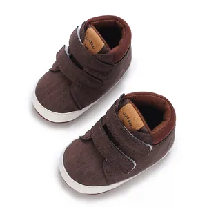 Nahaufnahme von braunen Baby-Lauflernschuhen mit Klettverschluss und weißer Sohle