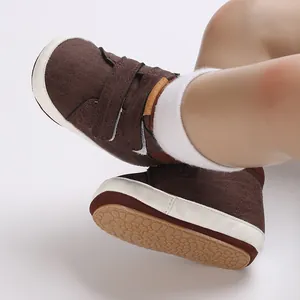 Nahaufnahme brauner Baby-Lauflernschuhe mit Klettverschluss und rutschfester Gummisohle