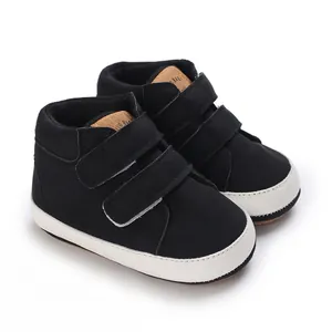 Detailansicht schwarzer Lauflernschuhe für Babys mit Klettverschluss und weißer Sohle