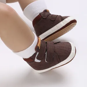 Nahaufnahme von braunen Baby-Lauflernschuhen mit Klettverschluss und Gummisohle.