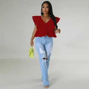 Rotes Oberteil mit V-Ausschnitt und Rüschenärmeln zu Jeans und grüner Handtasche
