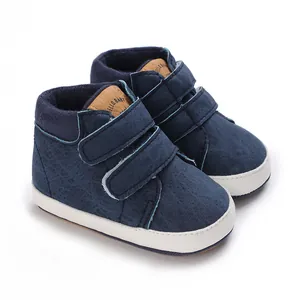 Detailansicht der dunkelblauen Baby-Lauflernschuhe mit Klettverschluss und weißer Sohle