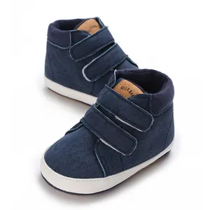 Detailansicht marineblauer Babyschuhe für Jungen mit doppeltem Klettverschluss.