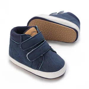 Detailansicht der rutschfesten Gummisohle von dunkelblauen Baby-Lauflernschuhen